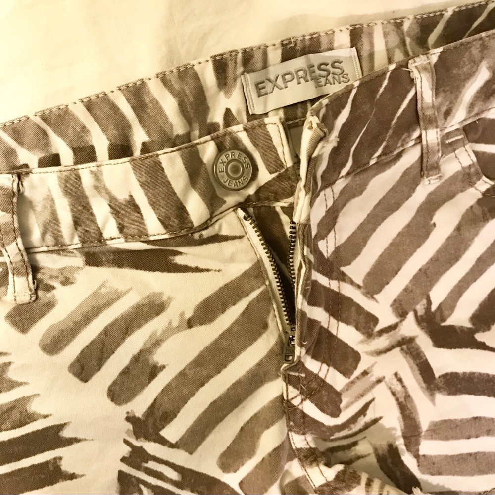 EXPRESS Patterned Shorts - Picture 2 of 4